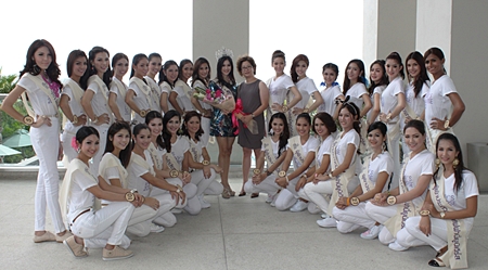 Contestants in the Miss Tiffany’s Universe beauty contest stopped by the Holiday Inn Pattaya for lunch hosted by the hotel recently. During a photo shoot, last year’s winner, Miss Sammy presented a bouquet to Jatuporn Phiukhao, Executive Assistant Manager of the hotel in appreciation of their hospitality.